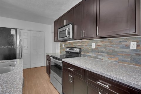 Casa en alquiler en Hollywood, Florida, 3 dormitorios, 92.72 m2 № 2152559 - foto 3