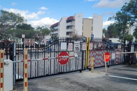 Condo in Lauderhill, Florida, 2 bedrooms № 2083329 - photo 2