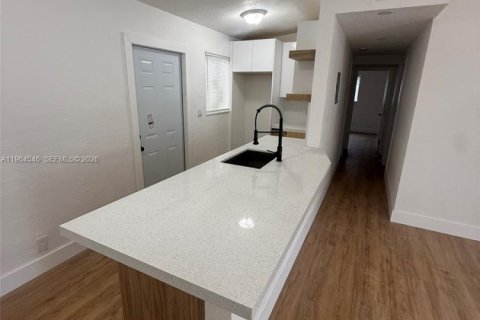 Casa en alquiler en Miami, Florida, 3 dormitorios, 120.03 m2 № 2025949 - foto 2