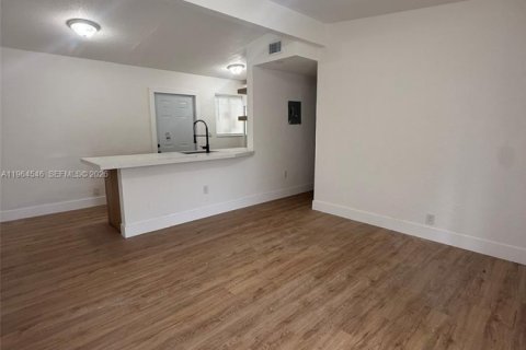 Casa en alquiler en Miami, Florida, 3 dormitorios, 120.03 m2 № 2025949 - foto 3