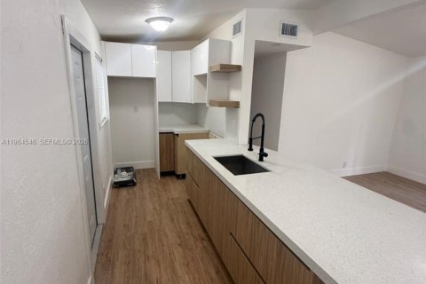 Casa en alquiler en Miami, Florida, 3 dormitorios, 120.03 m2 № 2025949 - foto 4