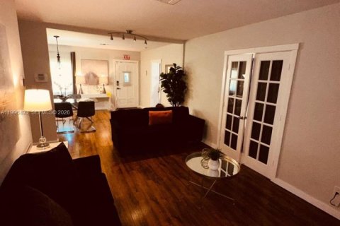 House in Hollywood, Florida 4 bedrooms, 135.54 sq.m. № 2058422 - photo 14