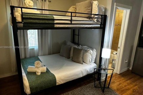 House in Hollywood, Florida 4 bedrooms, 135.54 sq.m. № 2058422 - photo 5