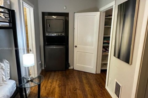 House in Hollywood, Florida 4 bedrooms, 135.54 sq.m. № 2058422 - photo 9