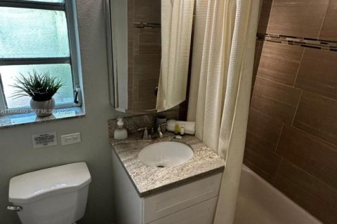 House in Hollywood, Florida 4 bedrooms, 135.54 sq.m. № 2058422 - photo 6