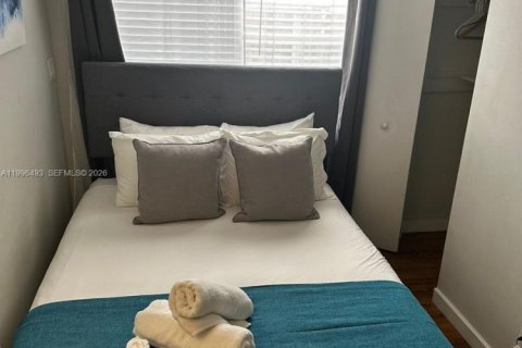 House in Hollywood, Florida 4 bedrooms, 135.54 sq.m. № 2058422 - photo 11