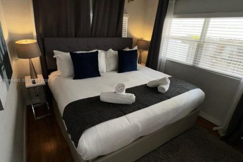 House in Hollywood, Florida 4 bedrooms, 135.54 sq.m. № 2058422 - photo 15