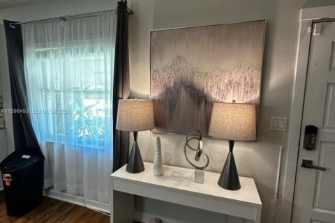 House in Hollywood, Florida 4 bedrooms, 135.54 sq.m. № 2058422 - photo 17