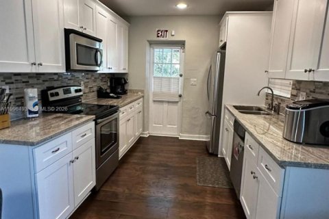 House in Hollywood, Florida 4 bedrooms, 135.54 sq.m. № 2058422 - photo 4