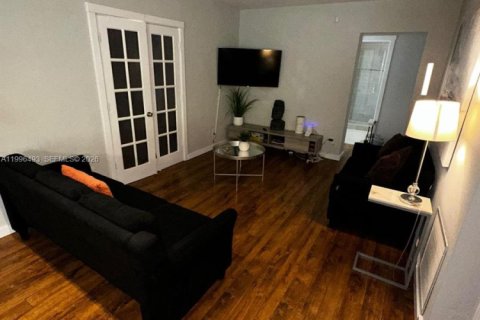 House in Hollywood, Florida 4 bedrooms, 135.54 sq.m. № 2058422 - photo 13