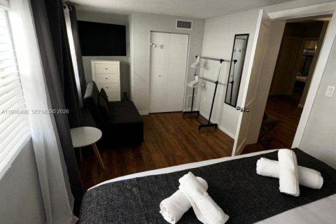 House in Hollywood, Florida 4 bedrooms, 135.54 sq.m. № 2058422 - photo 16