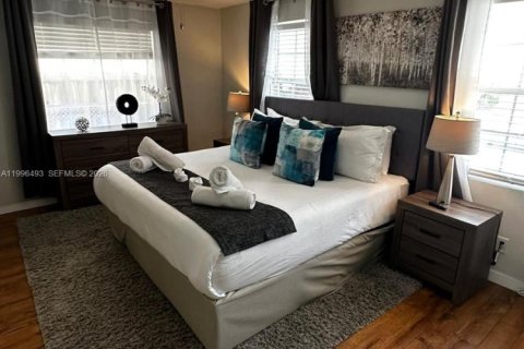 House in Hollywood, Florida 4 bedrooms, 135.54 sq.m. № 2058422 - photo 10