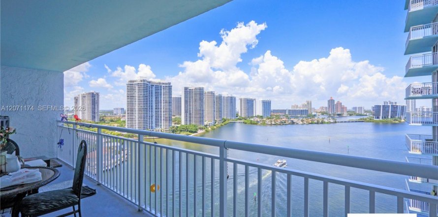 Condo à Sunny Isles Beach, Floride, 2 chambres № 2301610