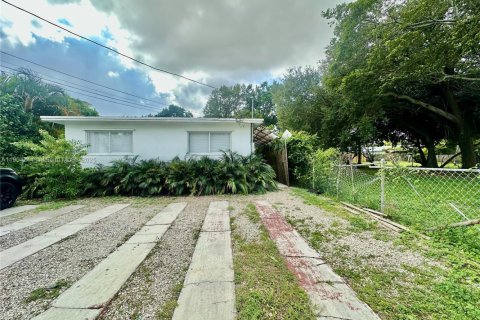 Снять в аренду виллу или дом в Майами, Флорида 2 спальни, 65.03м2, № 1954864 - фото 10