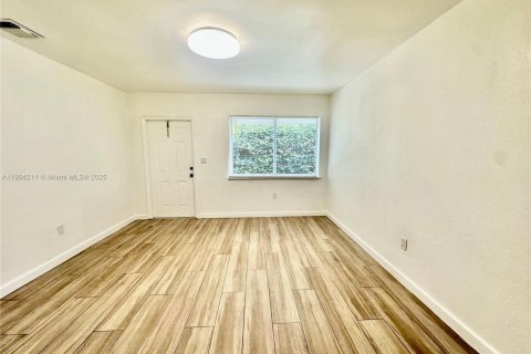 Снять в аренду виллу или дом в Майами, Флорида 2 спальни, 65.03м2, № 1954864 - фото 2