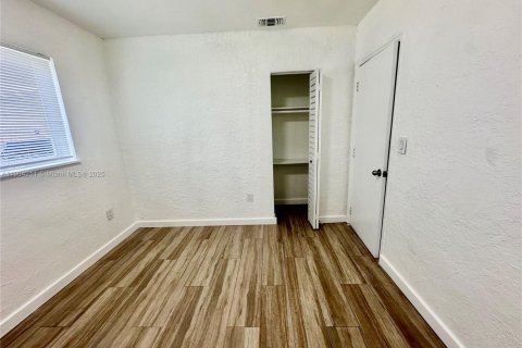 Снять в аренду виллу или дом в Майами, Флорида 2 спальни, 65.03м2, № 1954864 - фото 8