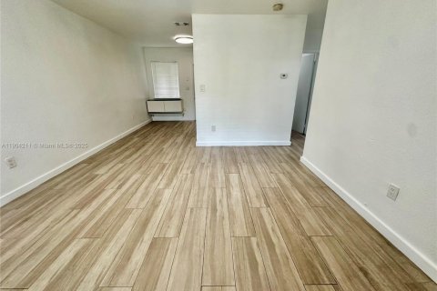 Снять в аренду виллу или дом в Майами, Флорида 2 спальни, 65.03м2, № 1954864 - фото 1