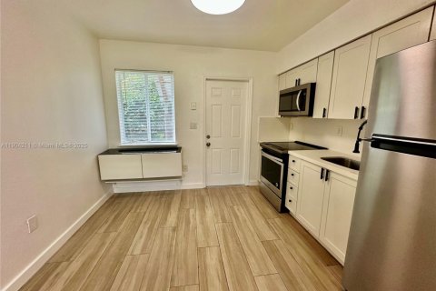 Снять в аренду виллу или дом в Майами, Флорида 2 спальни, 65.03м2, № 1954864 - фото 4