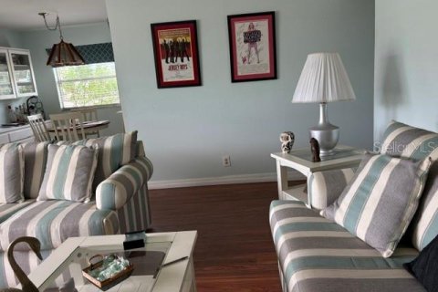 Condo in Sun City Center, Florida, 2 bedrooms  № 2226288 - photo 9