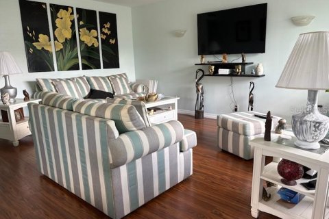 Condo in Sun City Center, Florida, 2 bedrooms  № 2226288 - photo 7