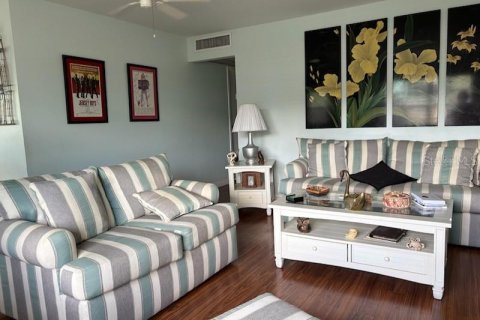Condo in Sun City Center, Florida, 2 bedrooms  № 2226288 - photo 6