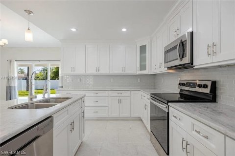 Casa en venta en Lehigh Acres, Florida, 3 dormitorios № 1982940 - foto 3