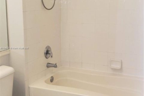 Condo in Miramar, Florida, 1 bedroom  № 1846075 - photo 18