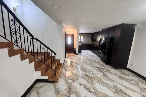 Touwnhouse à louer à Doral, Floride: 2 chambres, 162.58 m2 № 2032460 - photo 4