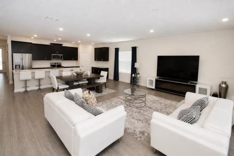 House in Orlando, Florida 5 bedrooms, 369.66 sq.m. № 2102191 - photo 6