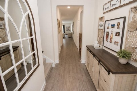 House in Orlando, Florida 5 bedrooms, 369.66 sq.m. № 2102191 - photo 3