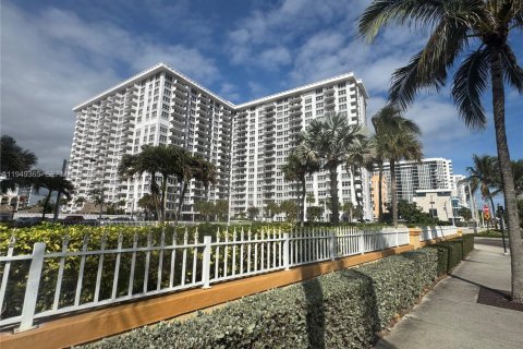 Купить кондоминиум в Помпано-Бич, Флорида 1 спальня, 82.68м2, № 2005156 - фото 2