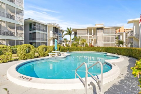 Condo in Saint Petersburg, Florida, 1 bedroom  № 2284589 - photo 22