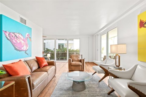 Condo in Saint Petersburg, Florida, 1 bedroom  № 2284589 - photo 8