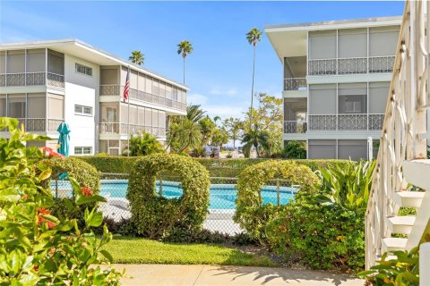 Condo in Saint Petersburg, Florida, 1 bedroom  № 2284589 - photo 27
