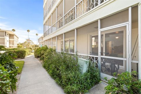 Condo in Saint Petersburg, Florida, 1 bedroom  № 2284589 - photo 21