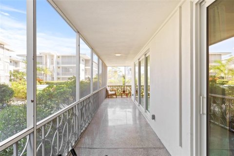 Condo in Saint Petersburg, Florida, 1 bedroom  № 2284589 - photo 20