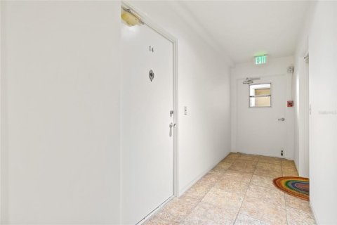 Condo in Saint Petersburg, Florida, 1 bedroom  № 2284589 - photo 5