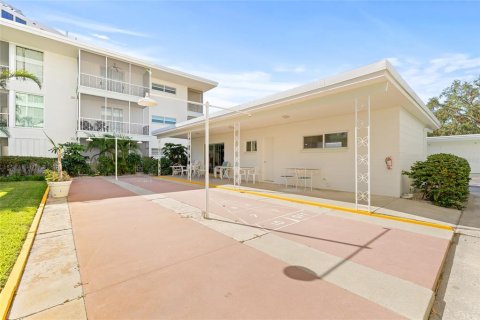 Condo in Saint Petersburg, Florida, 1 bedroom  № 2284589 - photo 24
