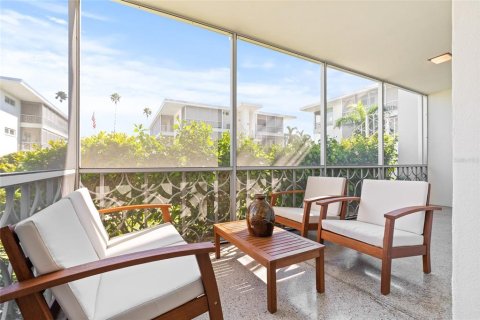 Condo in Saint Petersburg, Florida, 1 bedroom  № 2284589 - photo 18