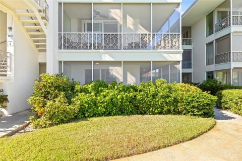 Condo in Saint Petersburg, Florida, 1 bedroom  № 2284589 - photo 30