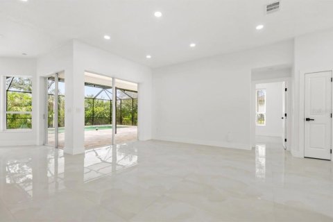 Villa ou maison à vendre à Tampa, Floride: 4 chambres, 222.41 m2 № 2411562 - photo 8