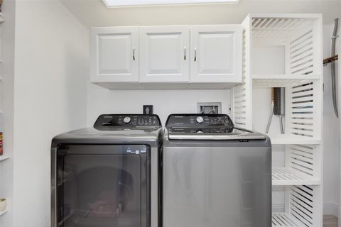 Condo in Daytona Beach Shores, Florida, 2 bedrooms № 2425536 - photo 17