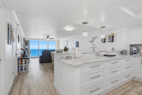Condo in Daytona Beach Shores, Florida, 2 bedrooms № 2425536 - photo 20