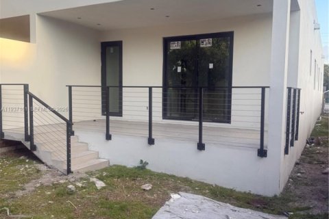 Propiedad comercial en venta en Miami, Florida, 269.42 m2 № 2153655 - foto 3