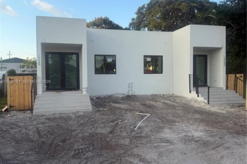 Propiedad comercial en Miami, Florida 269.42 m2 № 2153655