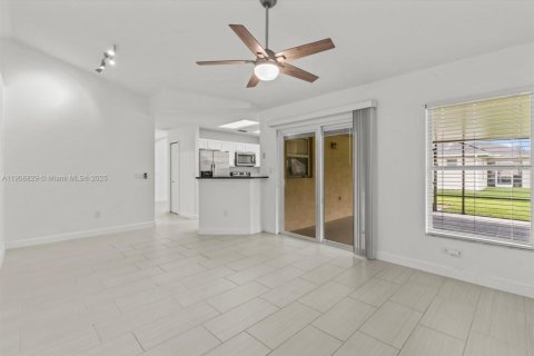 Casa en venta en Port St. Lucie, Florida, 4 dormitorios, 152.73 m2 № 1965317 - foto 17