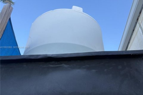 Propiedad comercial en venta en Miami, Florida № 2006644 - foto 12