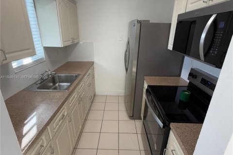 Condo in Hialeah, Florida, 2 bedrooms  № 2004633 - photo 5