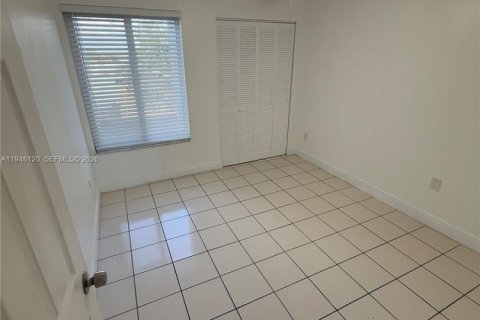 Condo in Hialeah, Florida, 2 bedrooms  № 2004633 - photo 12