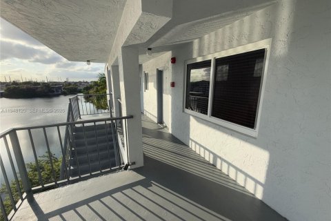 Condo in Hialeah, Florida, 2 bedrooms  № 2004633 - photo 2